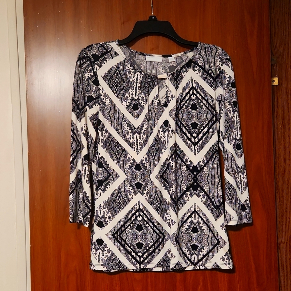 Black and white 3/4 length sleeve blouse